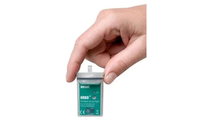 Miniaturowy rejestrator HOBO Pendant trzymany w dłoni — kompaktowa, wodoszczelna obudowa mieszcząca się w palcach (miniatura)