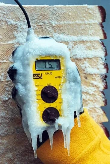 Wilgotnościomierz WRD-100 z elektrodą młotkową — zbliżenie na wyświetlacz LCD z wynikiem pomiaru (miniatura)