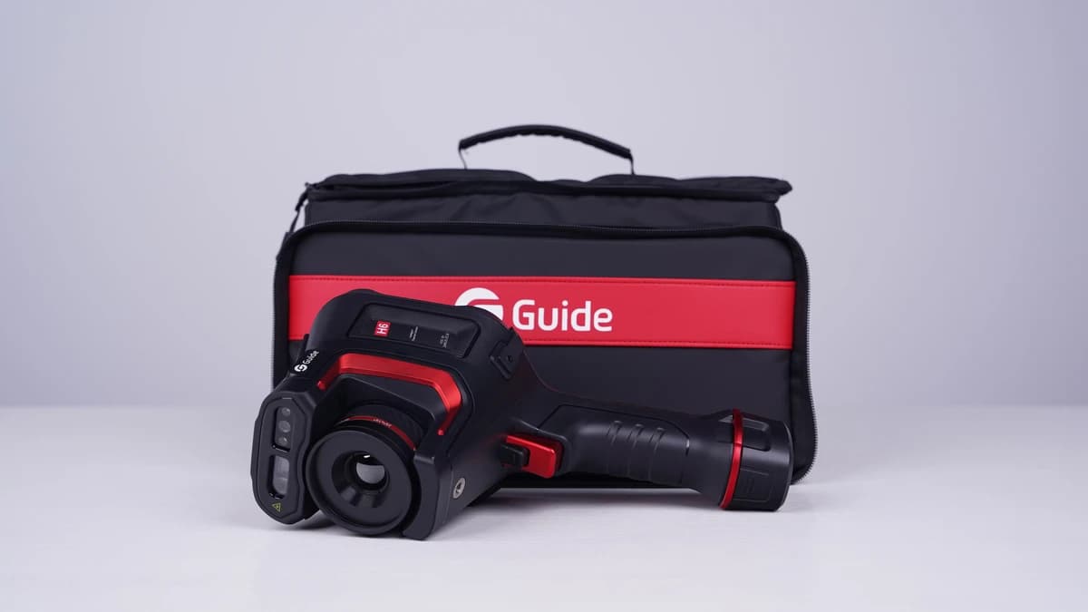 Kamera Guide serii Hammer II obok torby transportowej z zestawu