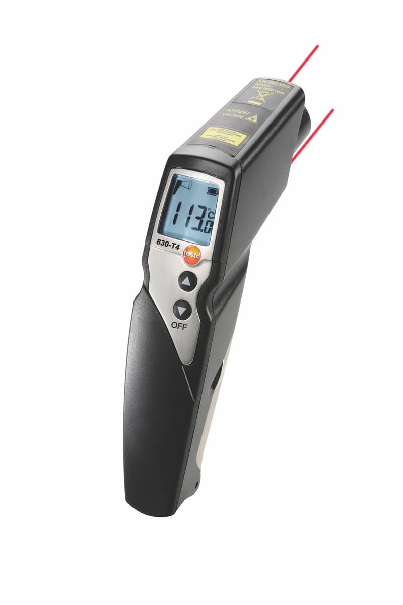 Termometr na podczerwień Testo 830-T4 skierowany w górę, z widocznym dwupunktowym celownikiem laserowym i odczytem na wyświetlaczu