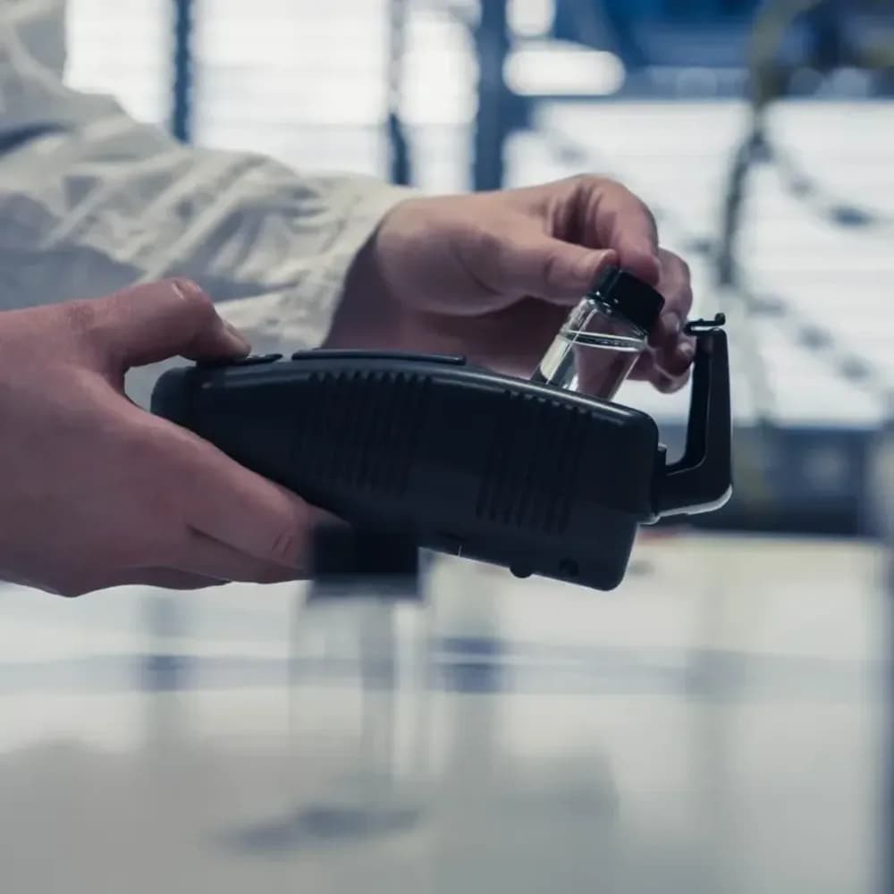 Mętnościomierz PCE-TUM 20, do 1000 NTU, ISO 7027 — Mętność wody w NTU — co oznacza, skąd się bierze i jak ją zmierzyć w basenie, studni i browarze