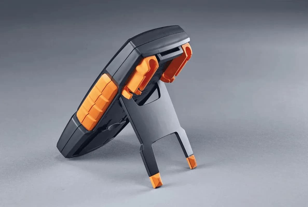 Multimetr Testo 760-1 ustawiony na wbudowanej podpórce, prezentacja ergonomicznej obudowy z gumowymi nakładkami