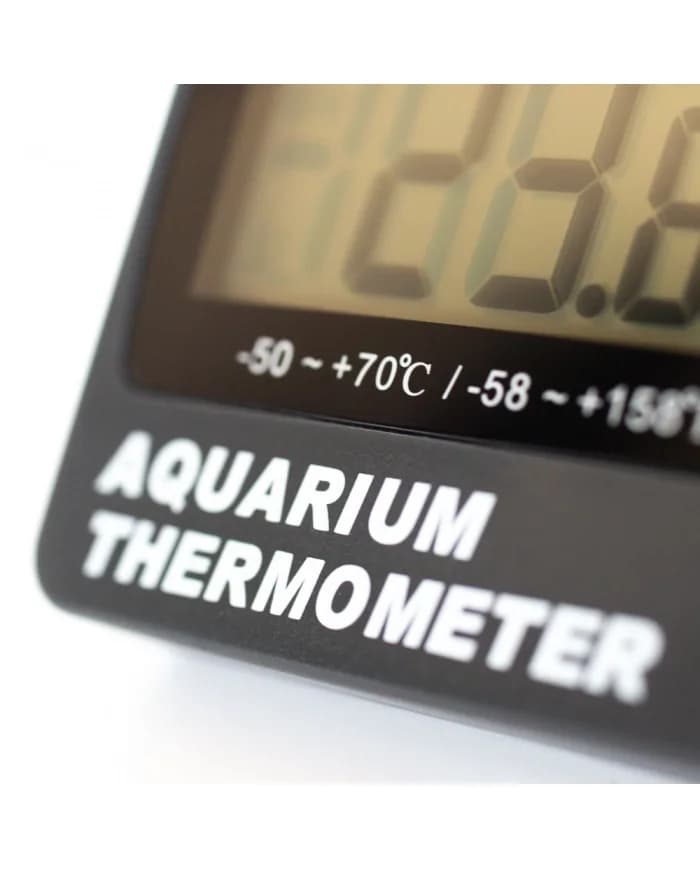 Zbliżenie na duży cyfrowy wyświetlacz LCD termometru ETI 810-920 z zaznaczonym zakresem -50…+70°C