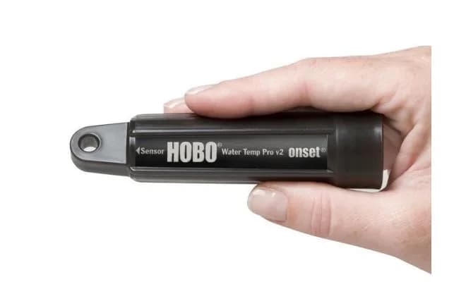 Dłoń trzymająca rejestrator HOBO U22-001 Pro v2 — kompaktowy rozmiar urządzenia