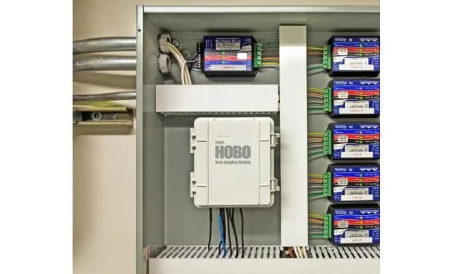 Stacja HOBO U30 zamontowana w szafie sterowniczej z podłączonymi modułami — widok instalacji wielokanałowej