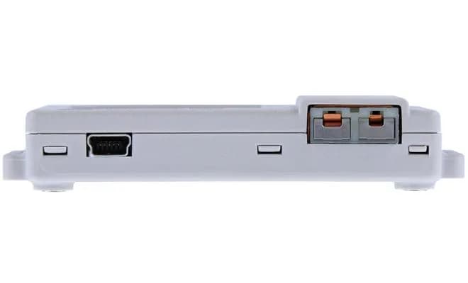 Widok boczny rejestratora HOBO UX100-014M — port USB i złącze termoparowe z miedzianymi stykami
