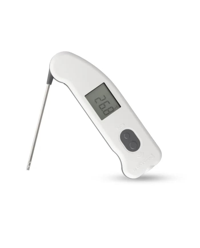 Thermapen IR Air z sondą powietrzną rozłożoną w bok obudowy i odczytem temperatury na obrotowym wyświetlaczu