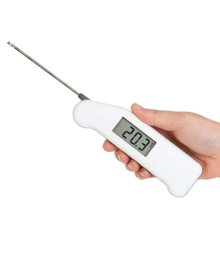 Thermapen Air trzymany w jednej dłoni z rozłożoną sondą powietrzną i odczytem 20,3 °C na wyświetlaczu