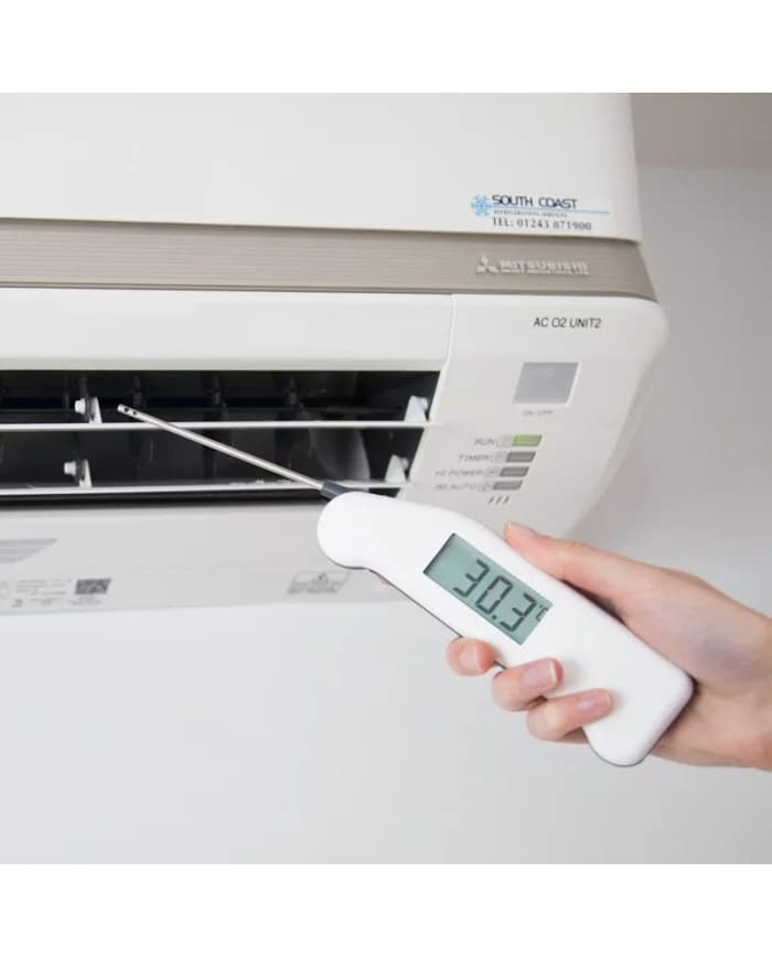 Odchylana sonda Thermapen Air wsunięta między żaluzje nawiewu jednostki klimatyzacji ściennej, odczyt 30,3 °C