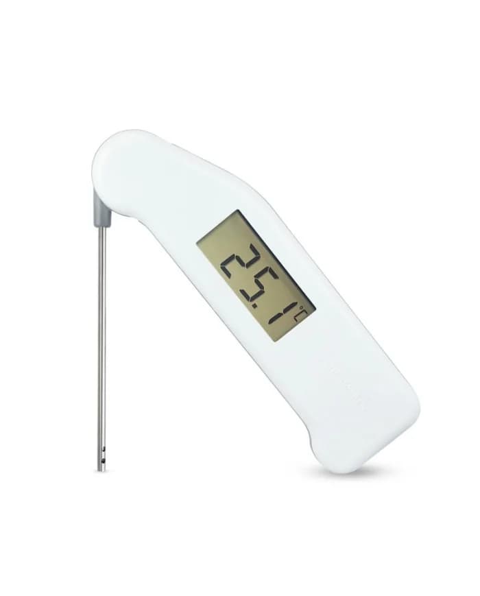 Termometr Thermapen Air z odchylaną sondą podczas pomiaru temperatury nawiewu z jednostki klimatyzacji ściennej