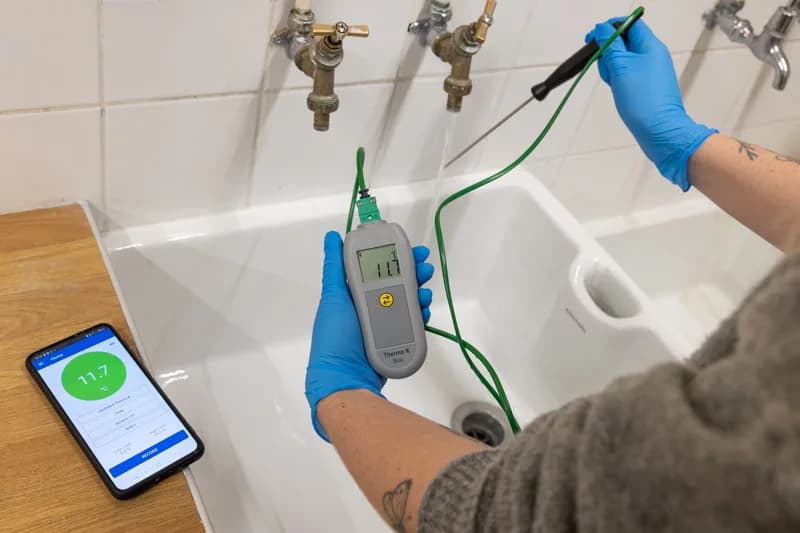 Termometr Bluetooth ETI Therma K Blue na sondy termoparowe typu K – ±0,4 °C – w użyciu