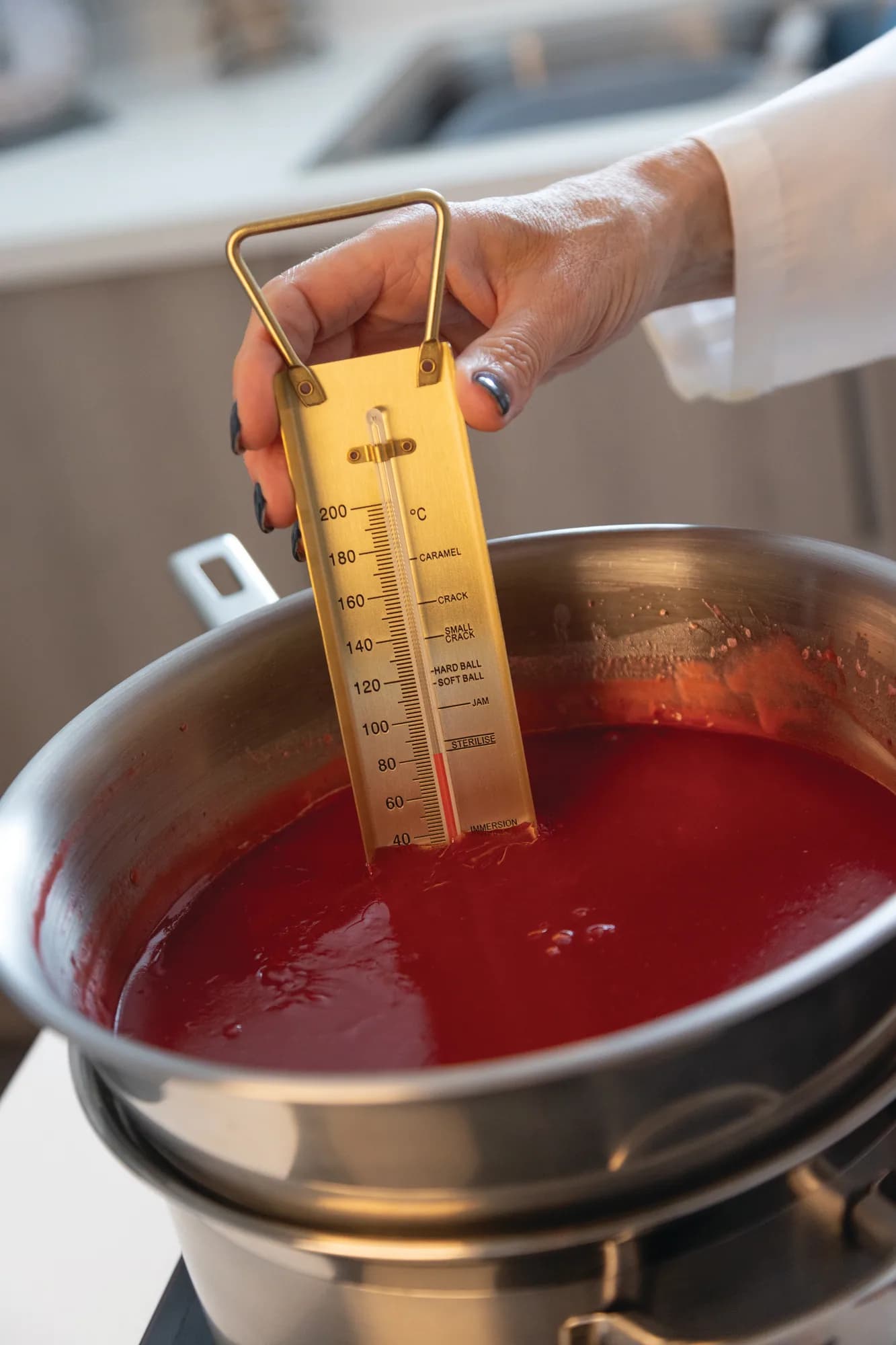 Tradycyjny mosiężny termometr ETI 800-808 do cukru i dżemu, 40-200°C – w użyciu