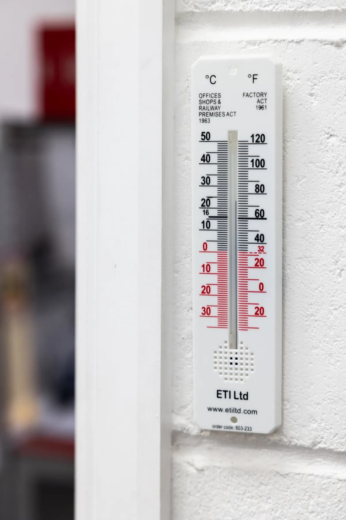 Termometr ścienny ETI Factory Act 45 x 195 mm – zakres -30 do +50 °C – w użyciu