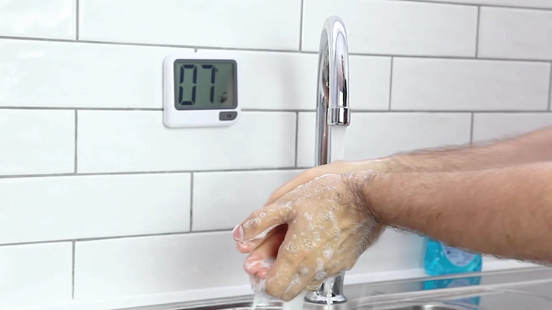 Elektroniczny czasomierz do mycia rąk ETI TimeWash - 8 nastaw 20 s–10 min – w użyciu
