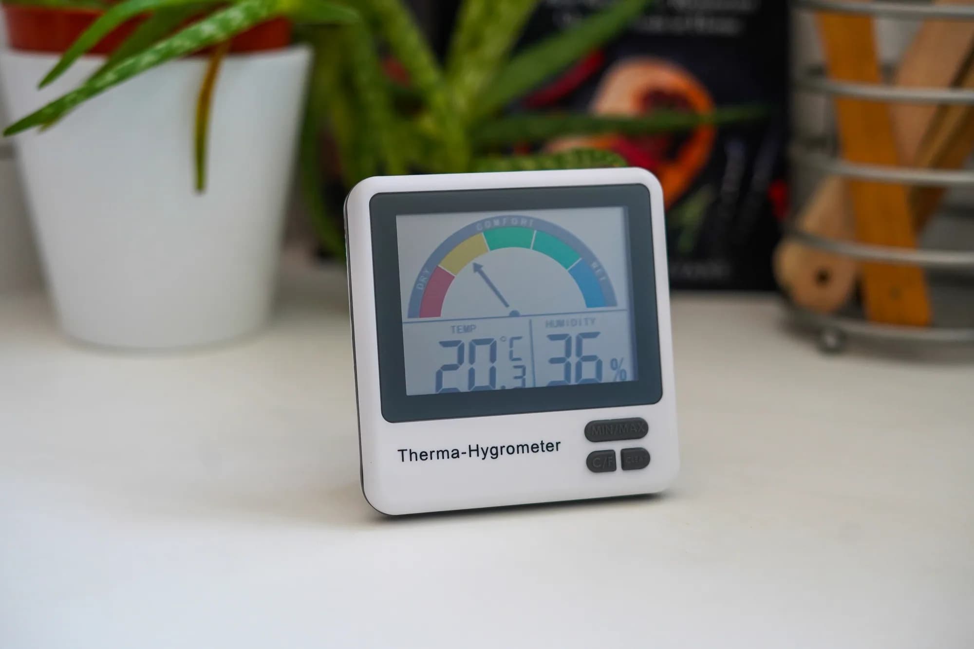 Termohigrometr elektroniczny ETI 810-130 ze wskaźnikiem komfortu - temperatura i wilgotność – w użyciu