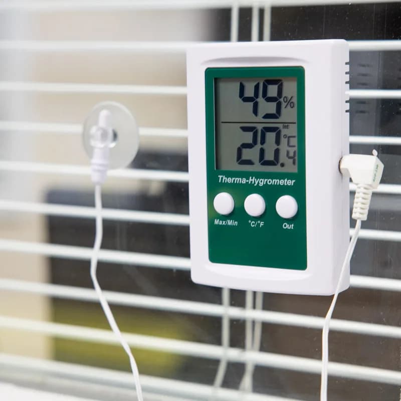 Higrometr elektroniczny ETI 810-155 z sondą temperatury na przewodzie 3 m i alarmem - temperatura i wilgotność – w użyciu