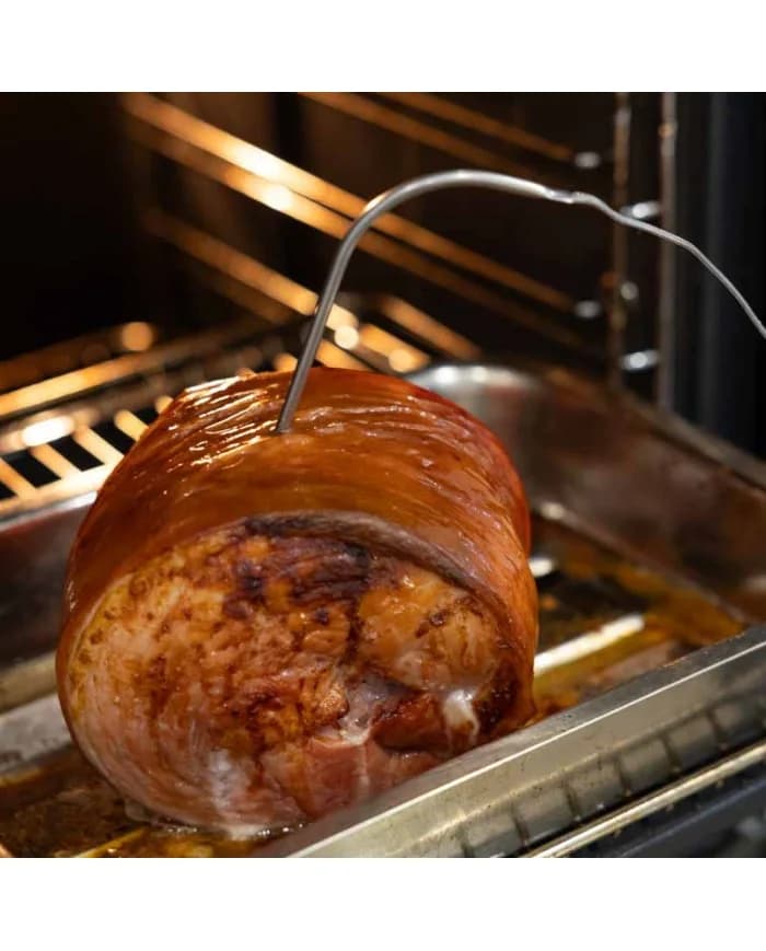 Sonda penetracyjna ETI 810-955 wbita w pieczeń wewnątrz nagrzanego piekarnika - pomiar temperatury mięsa