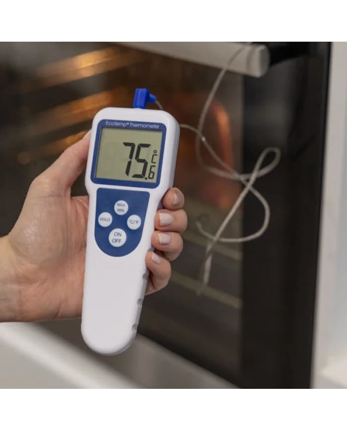 Sonda ETI 810-955 wbita w dużą pieczeń w naczyniu żaroodpornym wewnątrz nagrzanego piekarnika