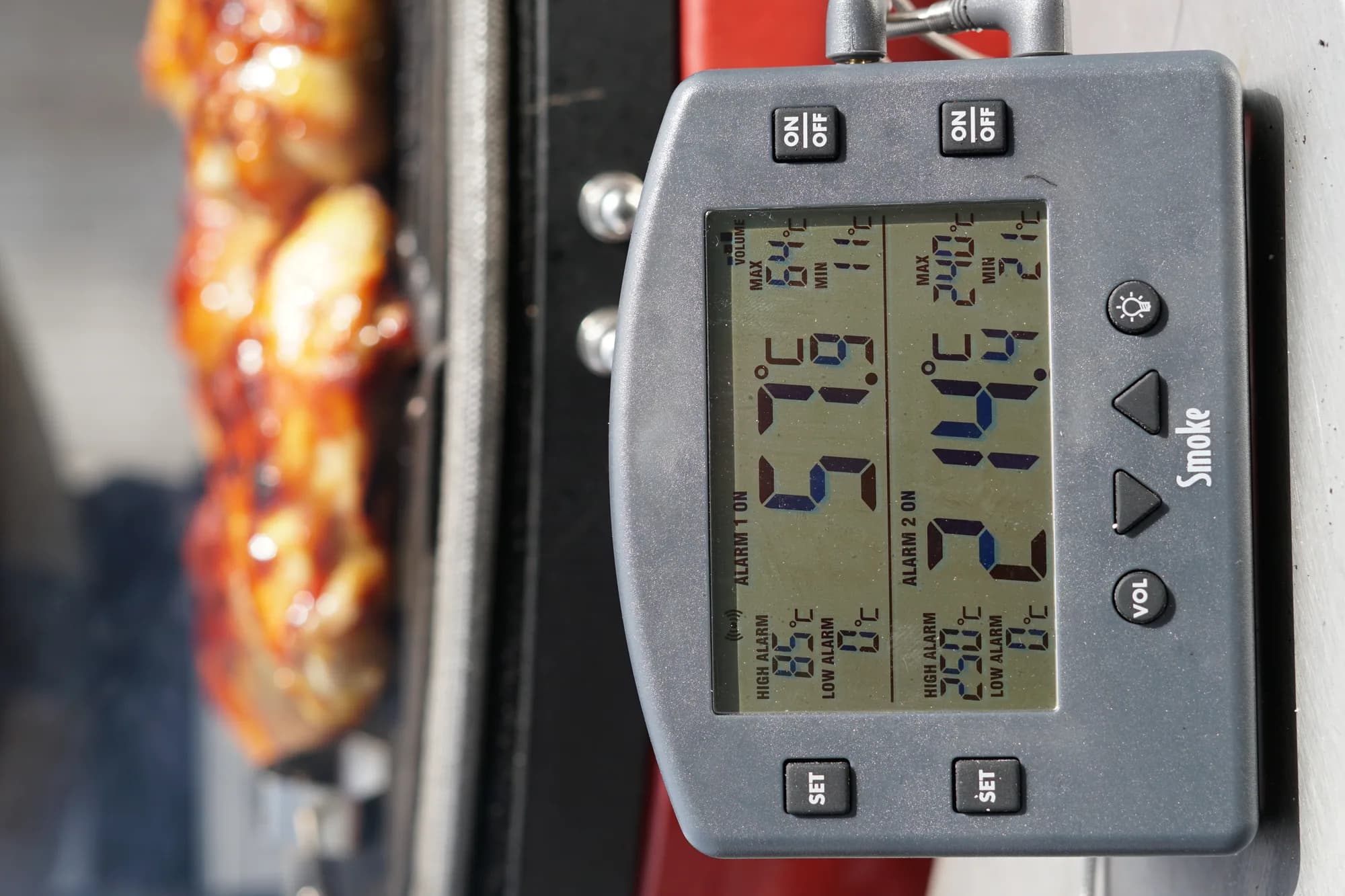 Bezprzewodowy termometr do wędzarni i grilla ETI Smoke BBQ - 2 sondy, zasięg do 100 m – w użyciu
