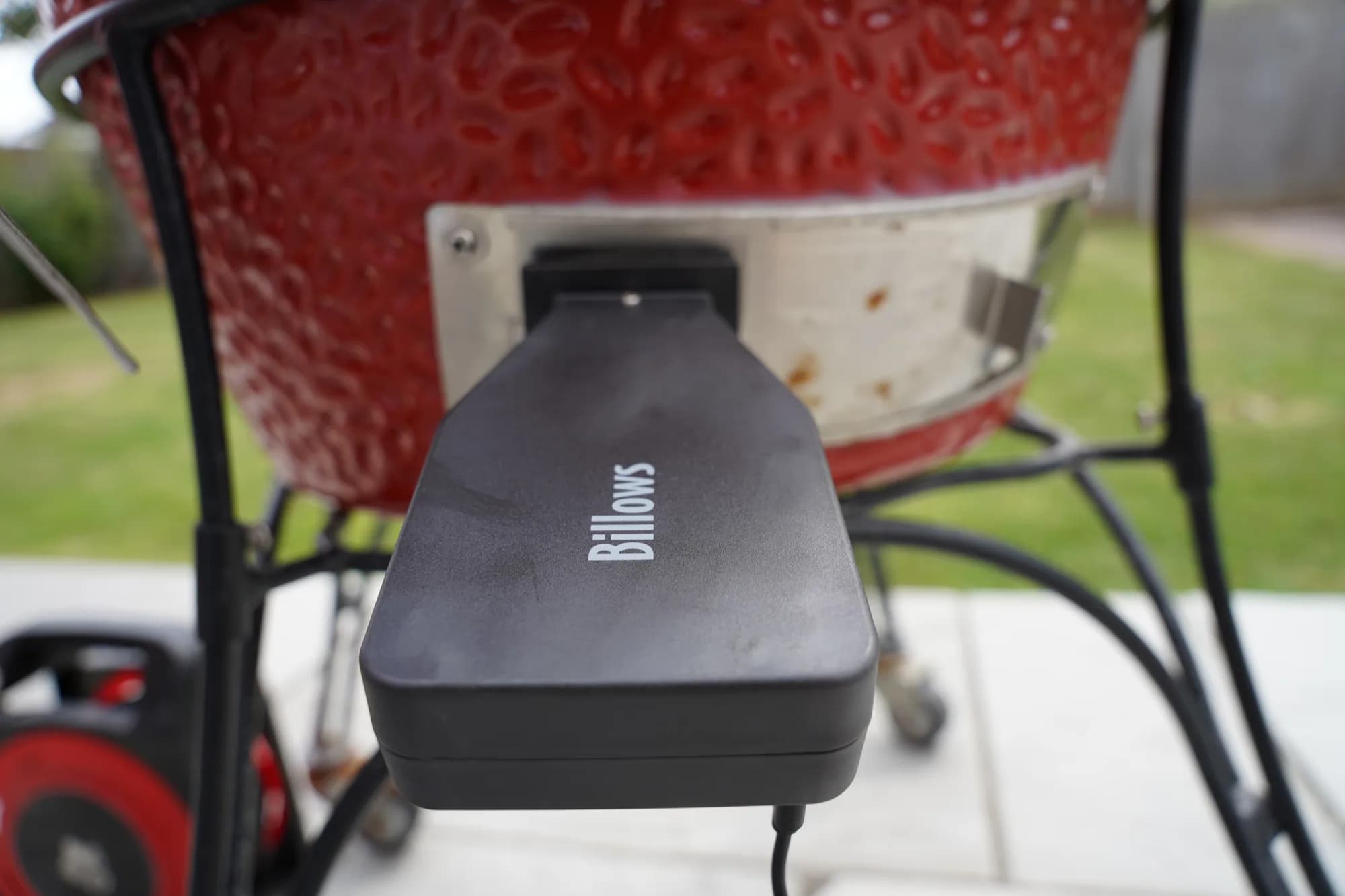 Wentylator Billows ETI 825-079 do automatycznej kontroli temperatury grilla – w użyciu