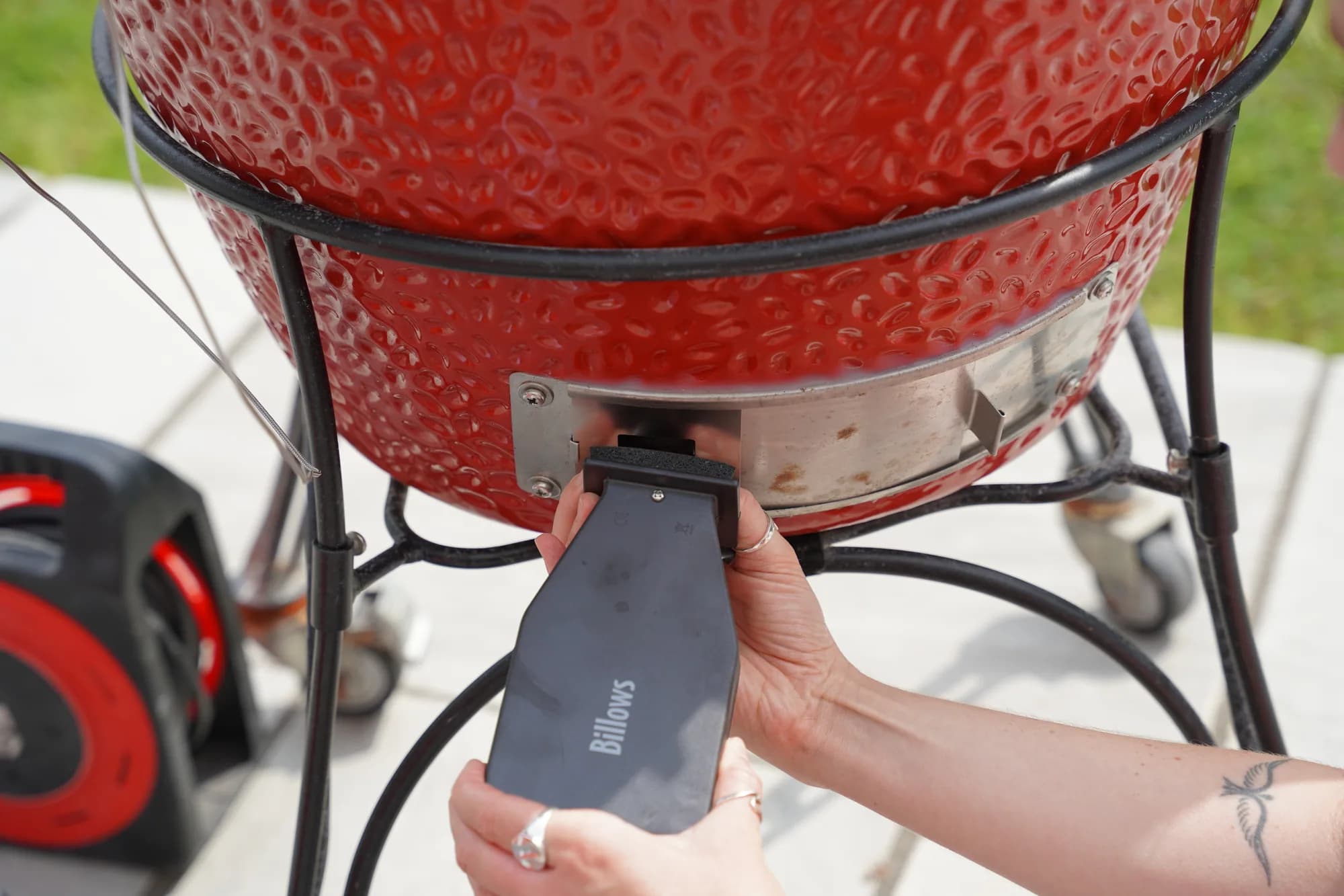 Wentylator Billows ETI 825-079 do automatycznej kontroli temperatury grilla – w użyciu