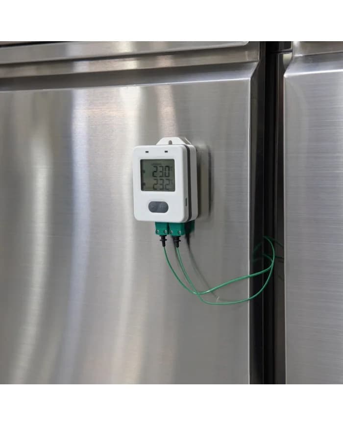 Rejestrator temperatury ETI ThermaData 291-121 zamontowany na drzwiach chłodni z dwiema sondami typu K - monitoring temperatury przechowywania
