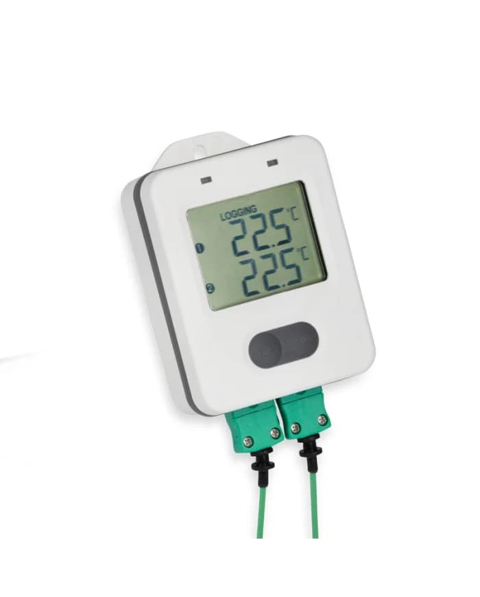 Rejestrator ETI ThermaData 291-121 zawieszony na stalowej komorze chłodniczej z dwiema sondami typu K poprowadzonymi do wnętrza