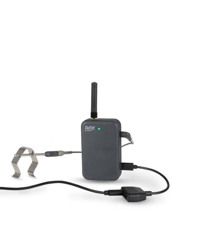 Bramka RFX Gateway z podłączoną sondą RFX Meat, klipsem do rusztu i kablem zasilającym USB