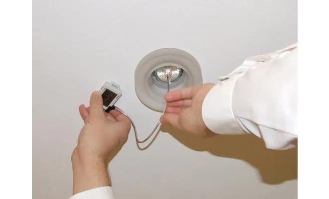 Montaż światłowodowego czujnika światła HOBO Light Pipe przy oprawie sufitowej — instalacja przy lampie halogenowej