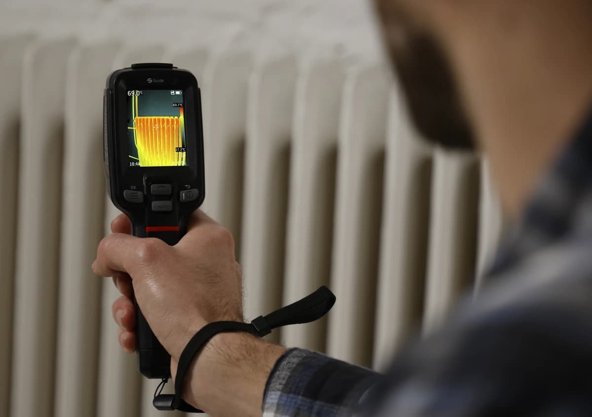 Pomiar rozkładu temperatury grzejnika kamerą Guide serii EasIR