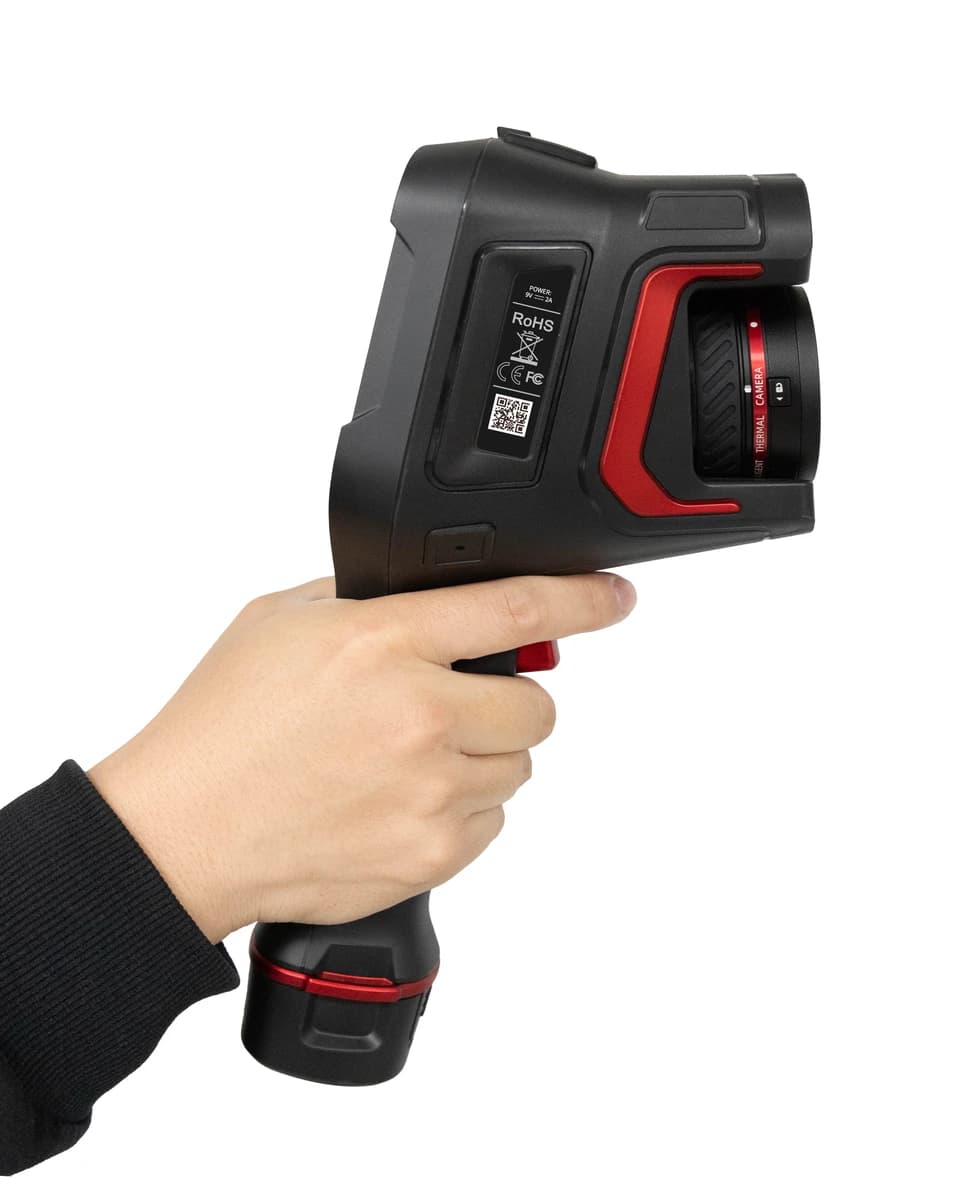 Kamera Guide serii Hammer II trzymana w dłoni, widok od tyłu