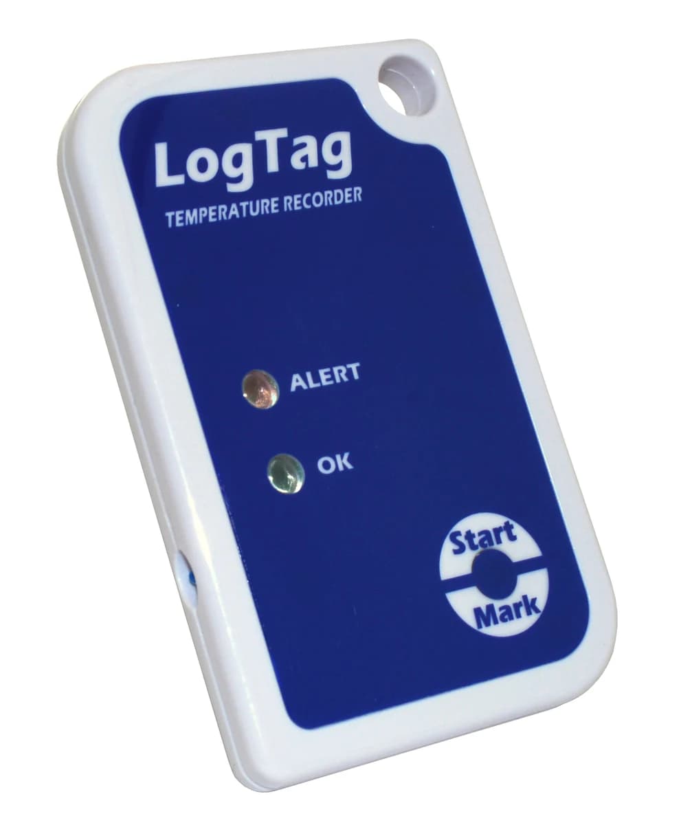 Rejestrator LogTag TRIX-16 ujęty pod kątem, z widoczną grubością białej obudowy i otworem do zawieszenia