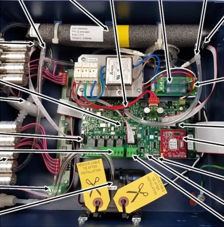 Wnętrze monitora MSA Multi-Zone z elektroniką i przewodami próbki