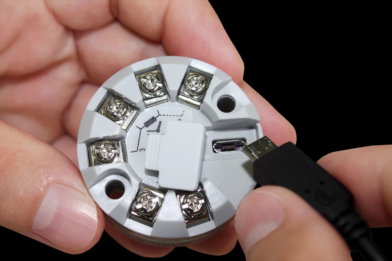 Podłączanie przewodu USB do transmitera temperatury NOVUS TxBlock-USB